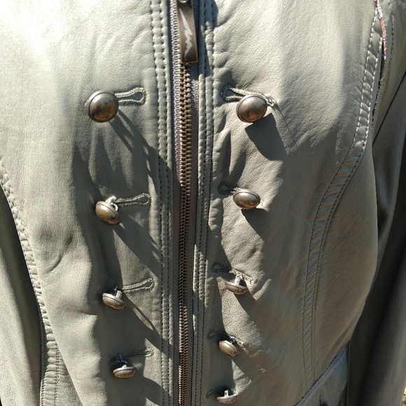 Jacket - Picture 1 of 8